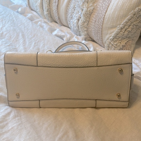 LIKE NEW! USED VERY BRIEFLY. VANILLA COLORED COACH BAG - Picture 5 of 9